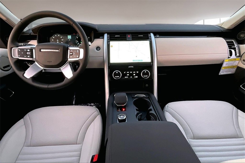 New 2025 Land Rover Discovery S image 5