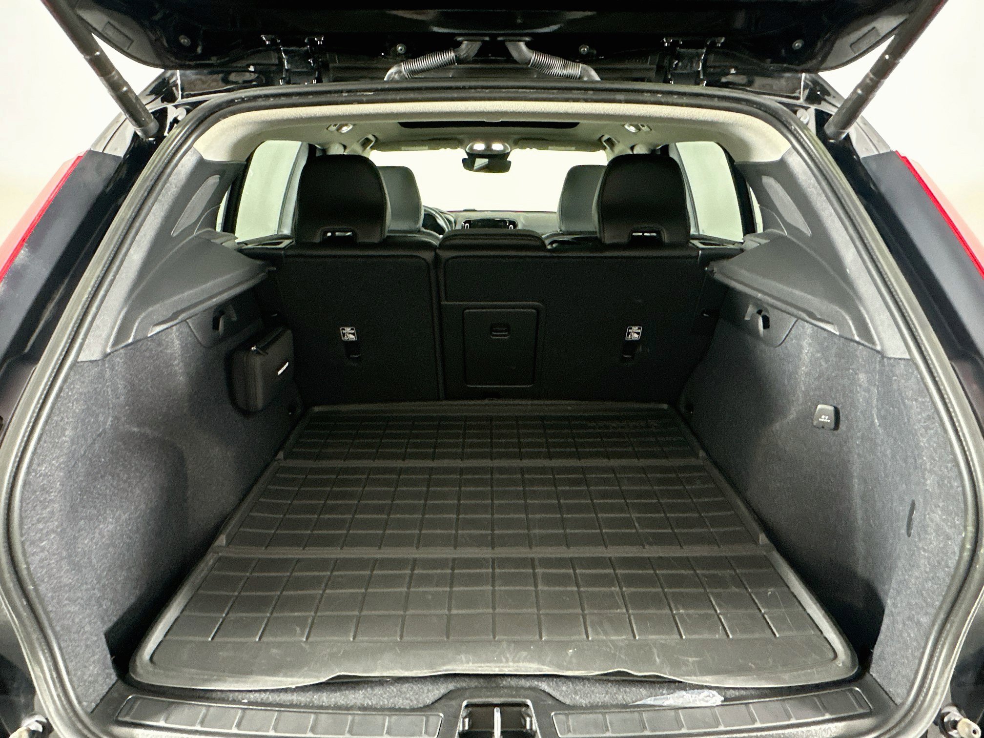 Used 2023 Volvo XC40 B4 Ultimate FWD image 30