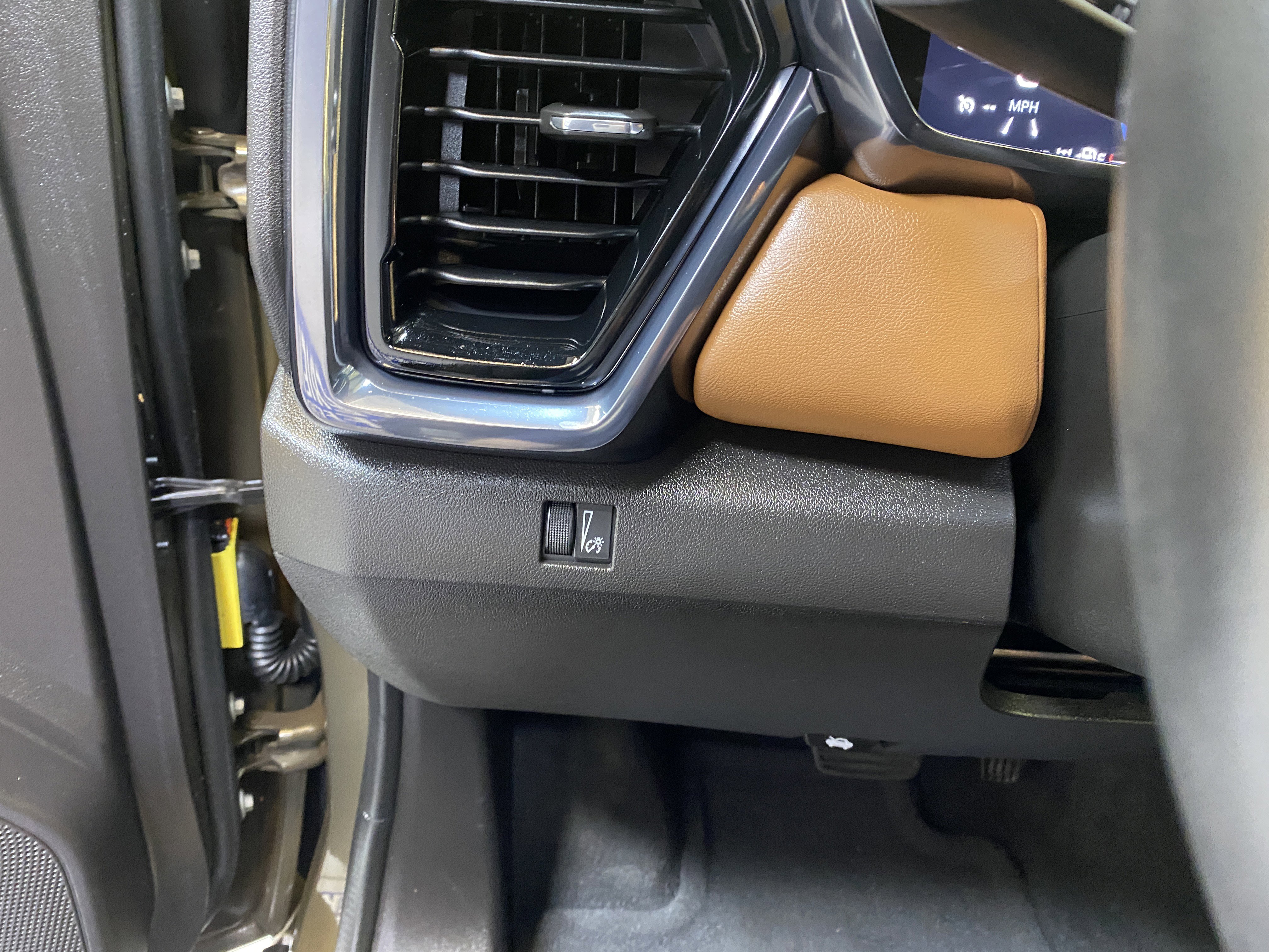 Used 2024 GMC Canyon AT4 image 32