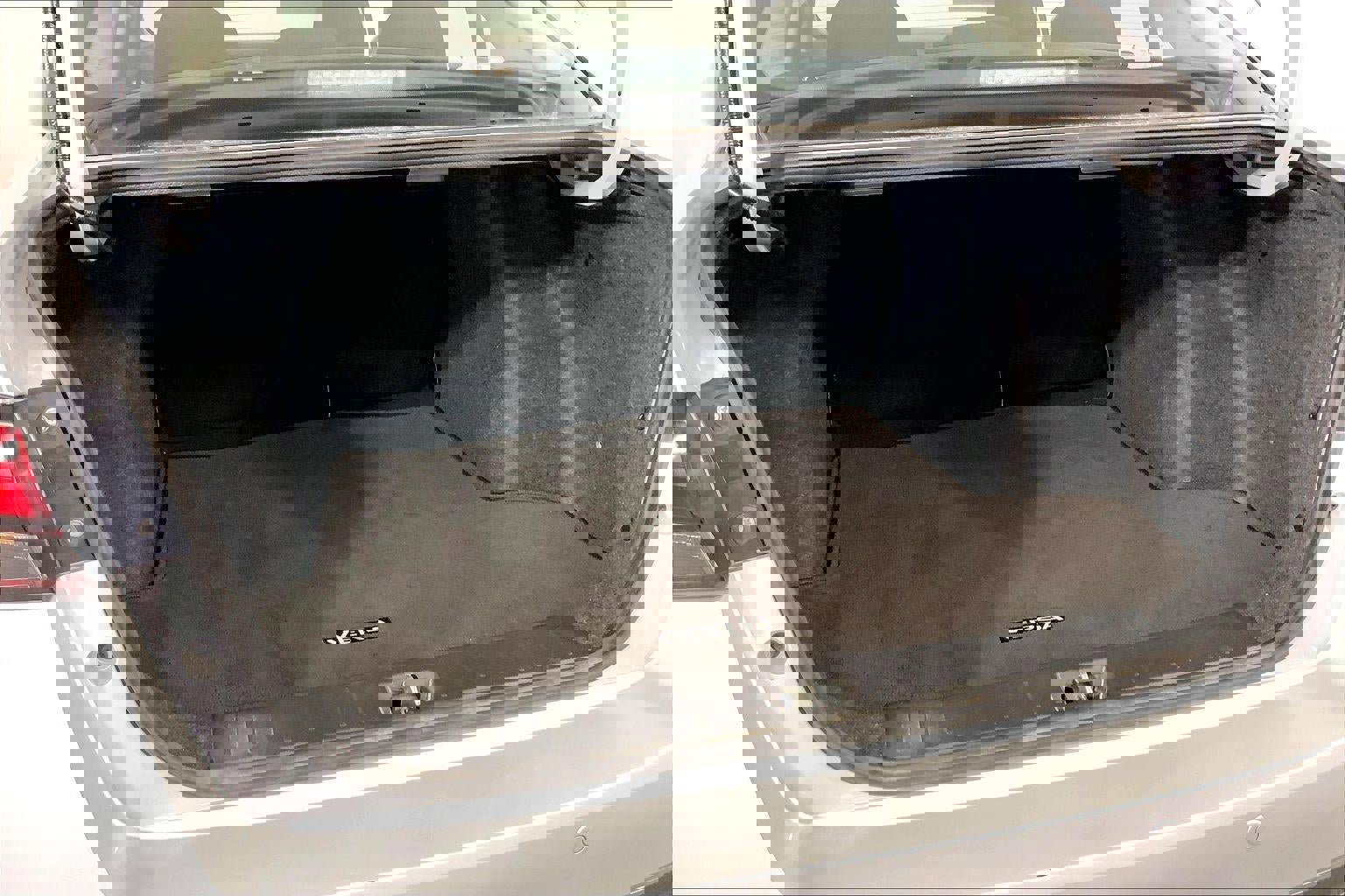 Used 2025 Nissan Versa SV image 4