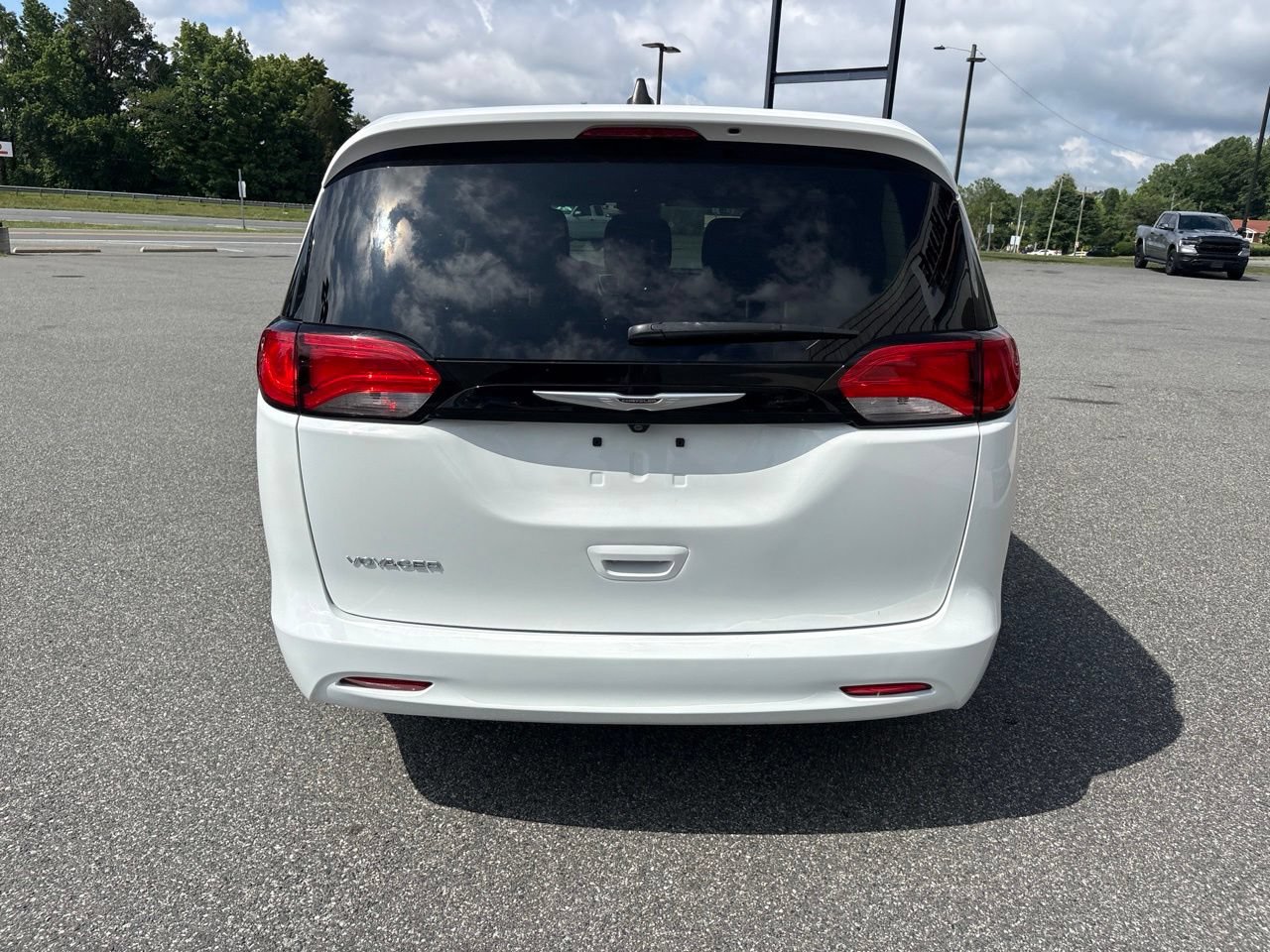 Used 2023 Chrysler Voyager LX FWD image 7