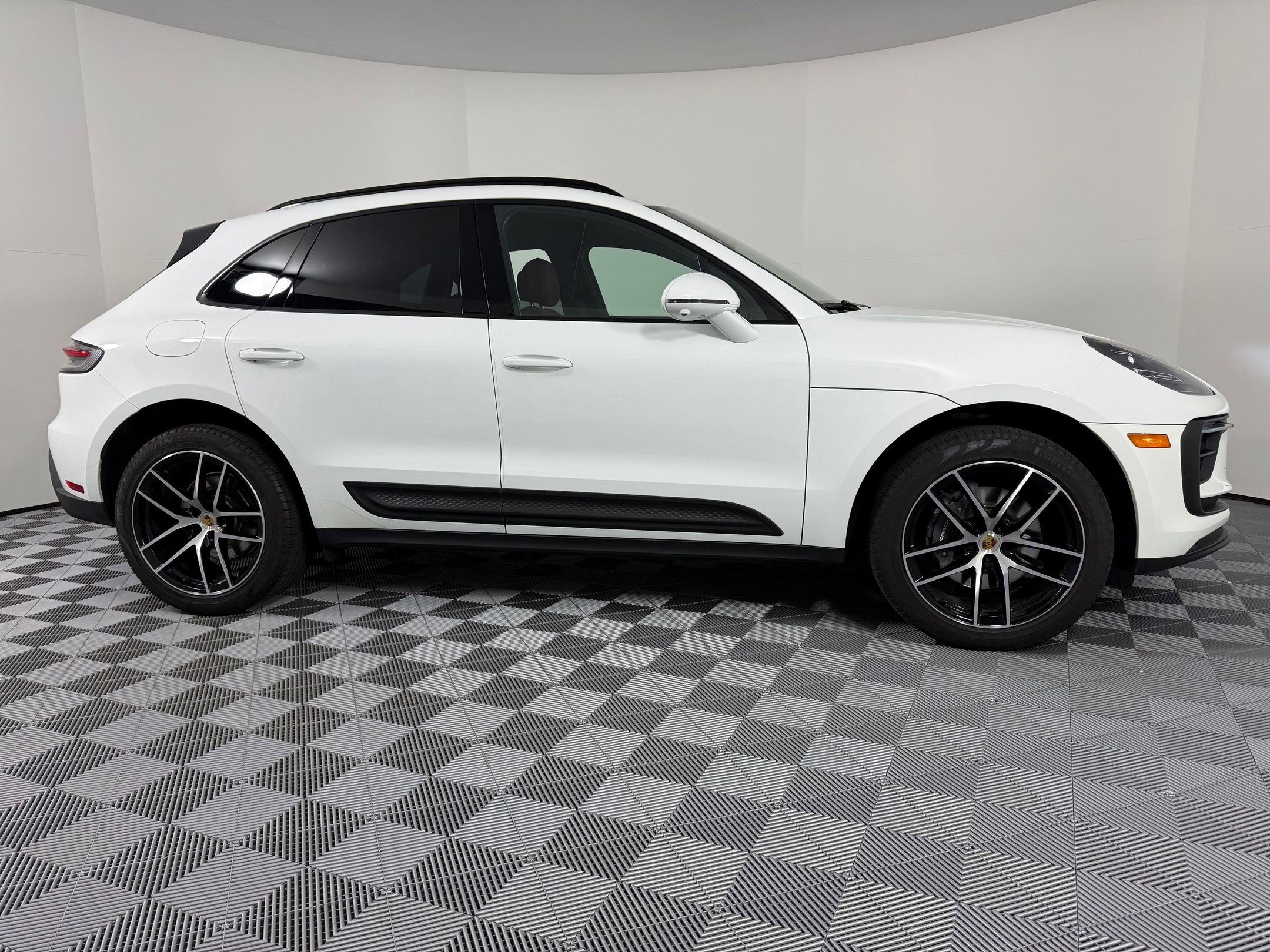 Certified 2022 Porsche Macan image 8