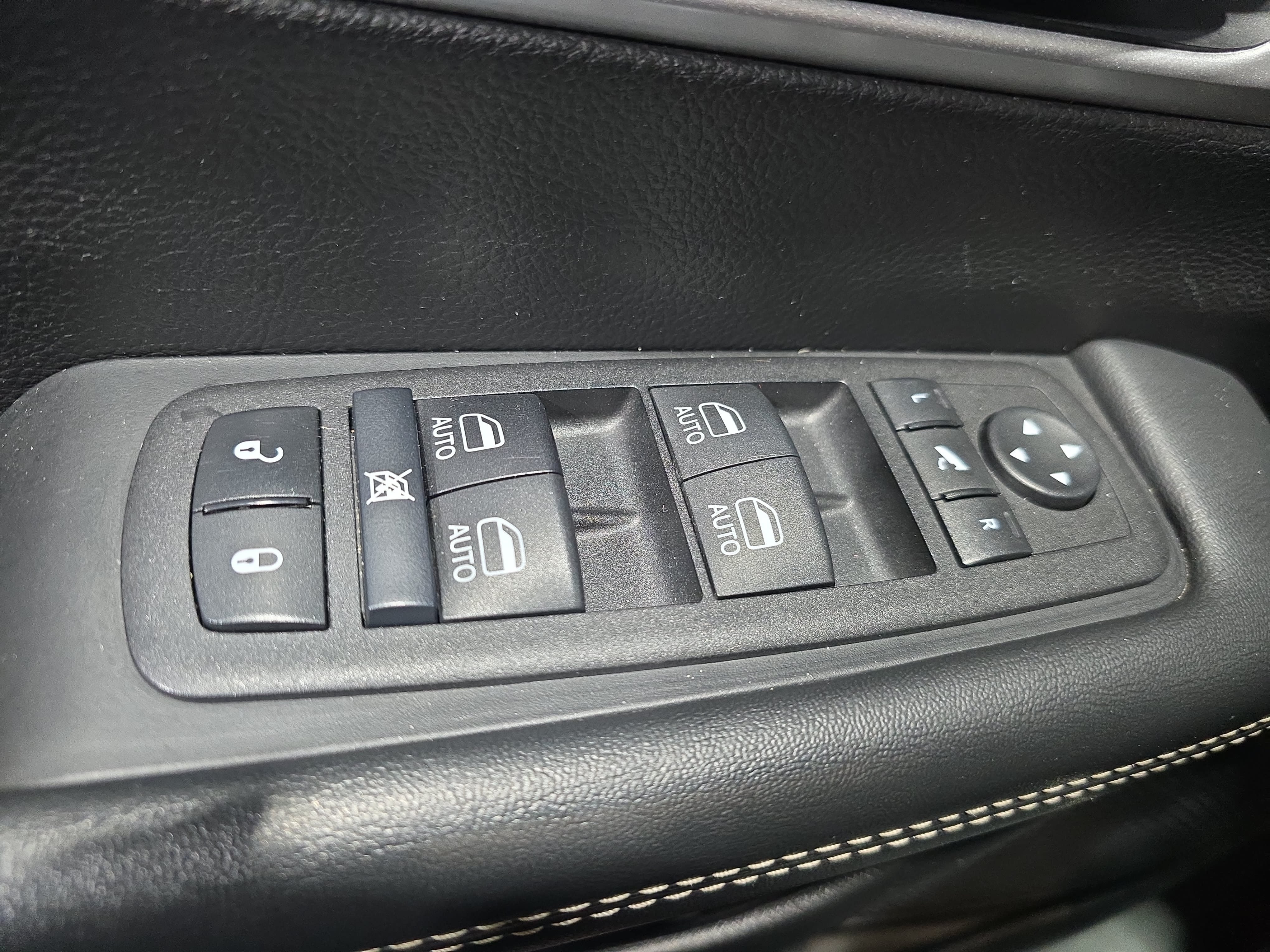 Used 2025 Chrysler Pacifica Limited FWD image 24