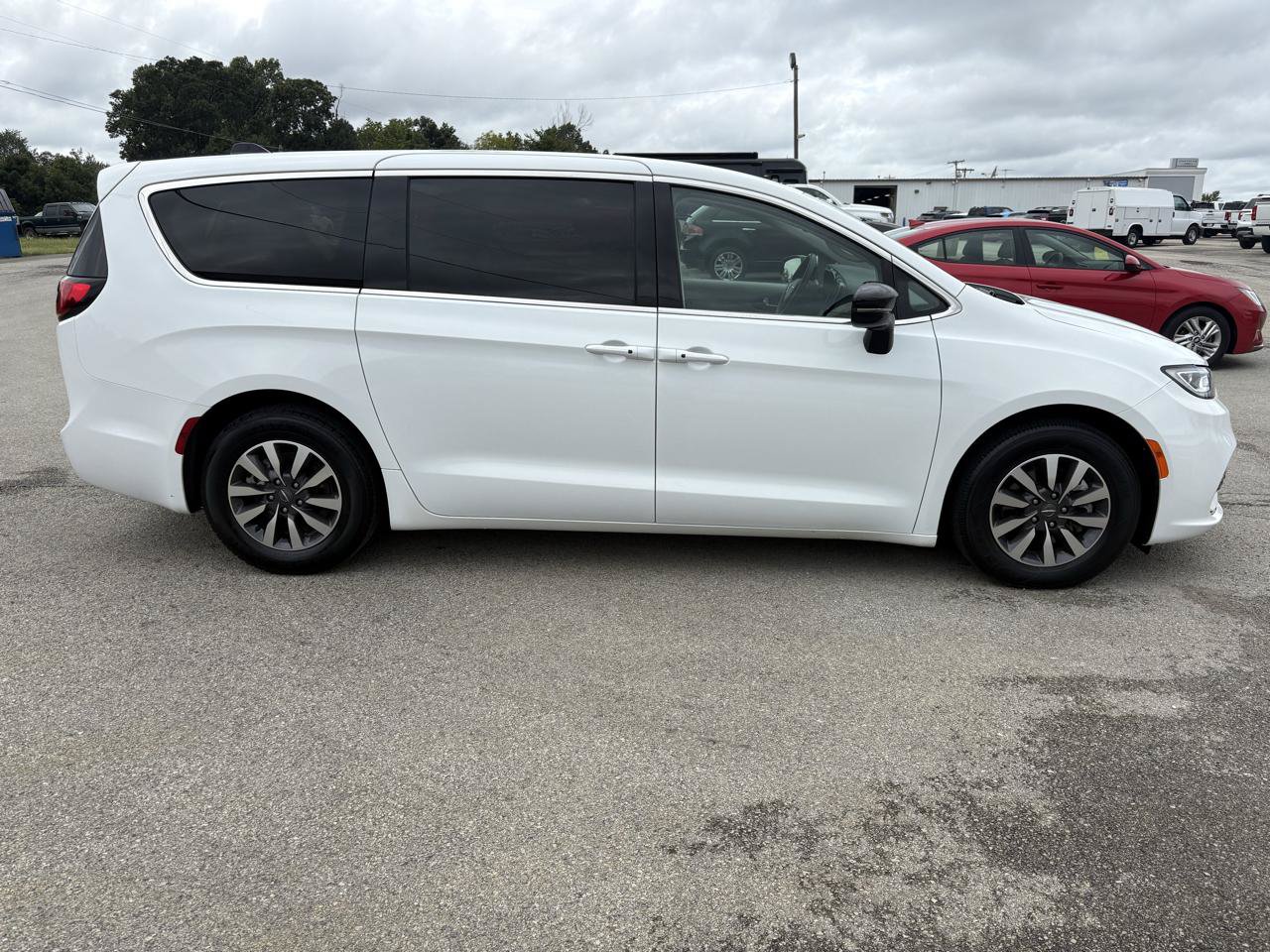 Used 2024 Chrysler Pacifica Limited FWD image 2