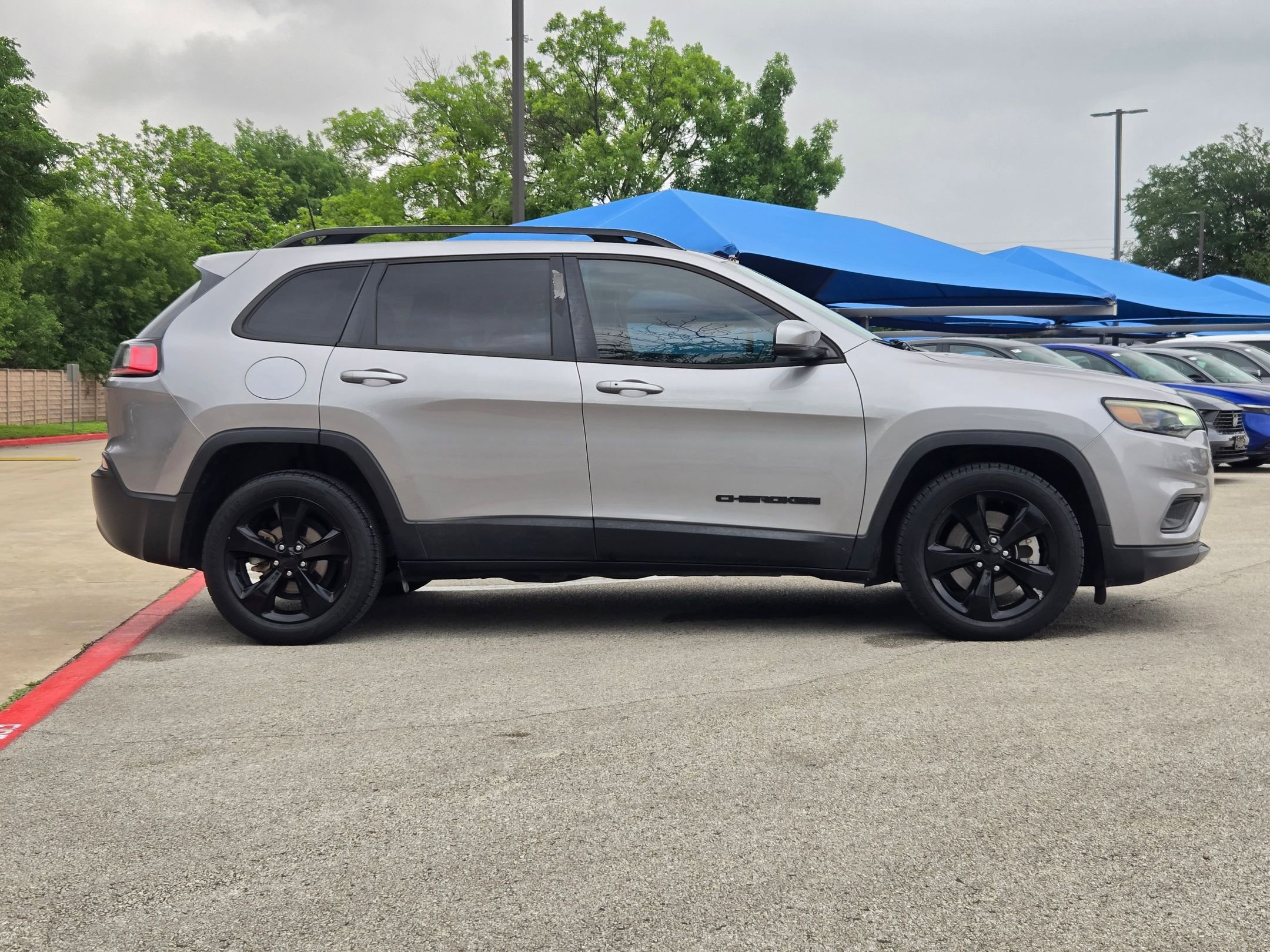 Used 2019 Jeep Cherokee Latitude Plus FWD image 2