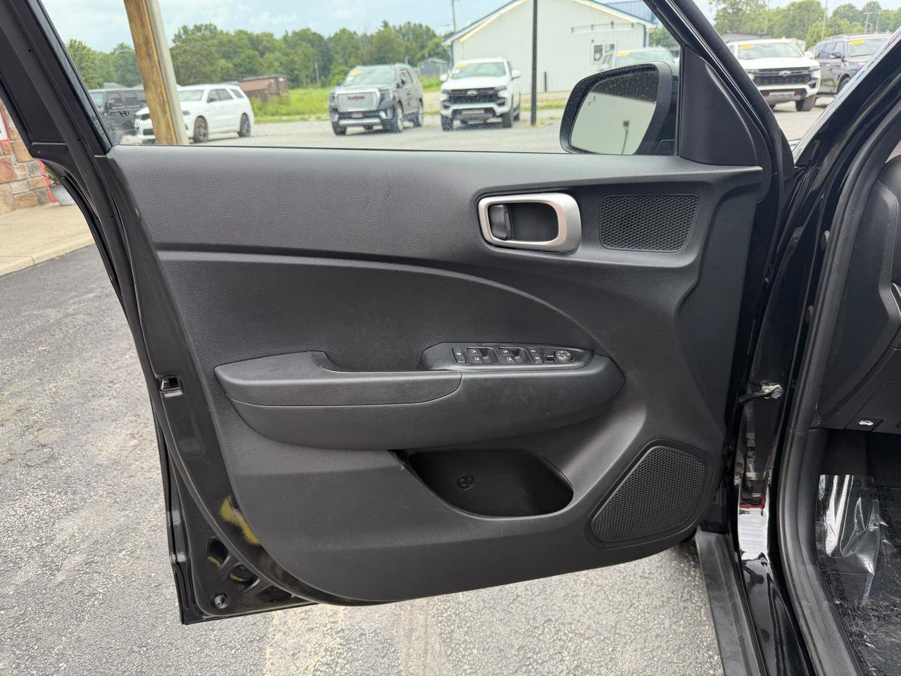 Used 2022 Hyundai Venue SEL w/ Cargo Package FWD image 12