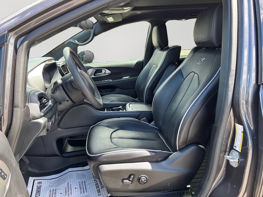Used 2023 Chrysler Pacifica Limited w/ Uconnect Theater Family Group FWD image 24
