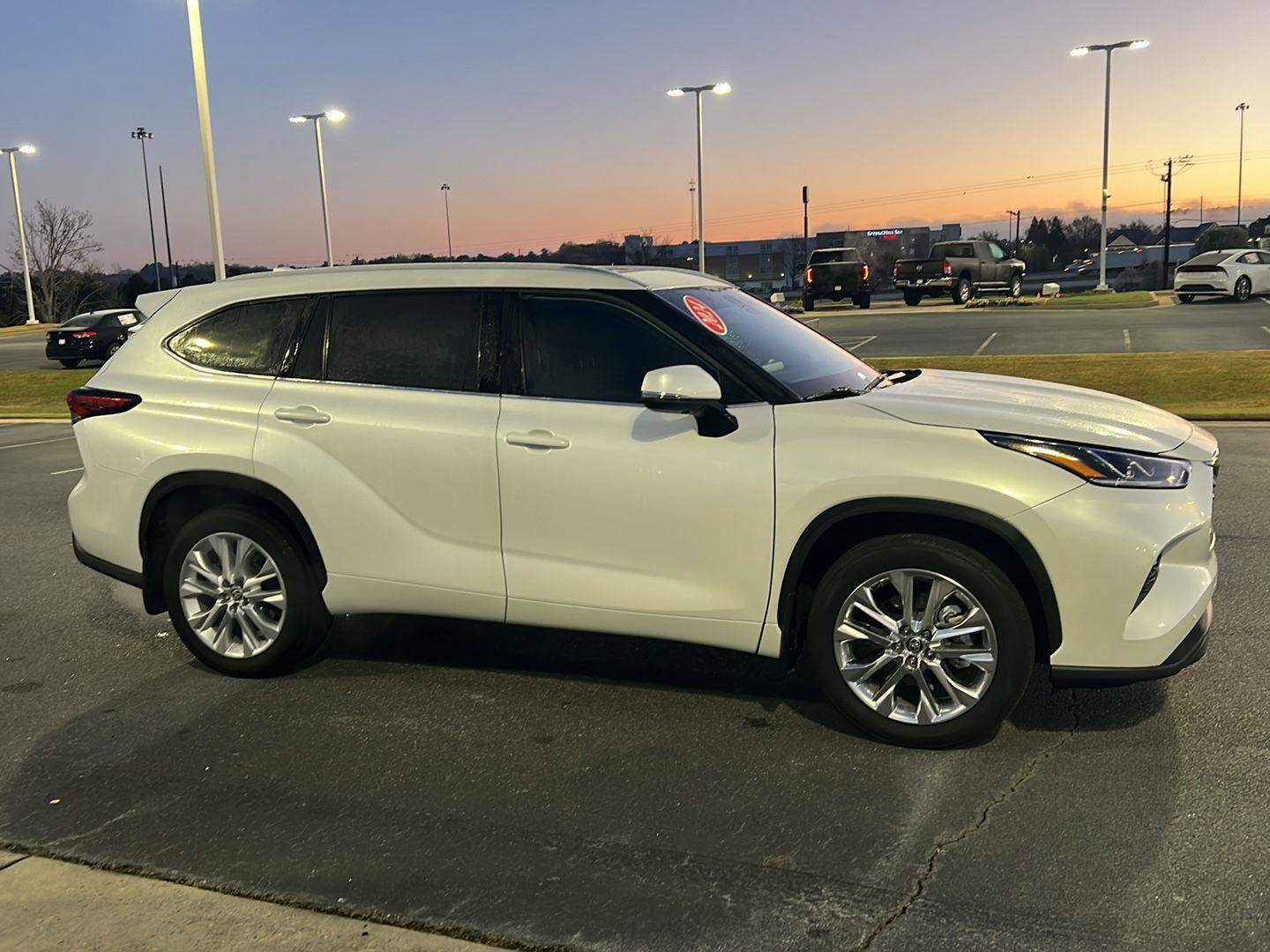 Used 2024 Toyota Highlander Limited image 7