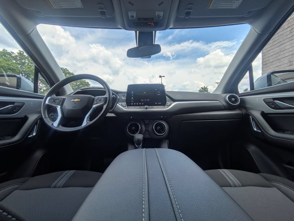 Used 2025 Chevrolet Blazer LT FWD image 25