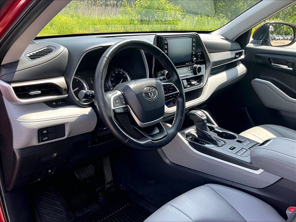 Used 2022 Toyota Highlander XLE AWD/4WD image 8