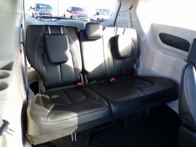 Used 2024 Chrysler Pacifica Touring-L image 12