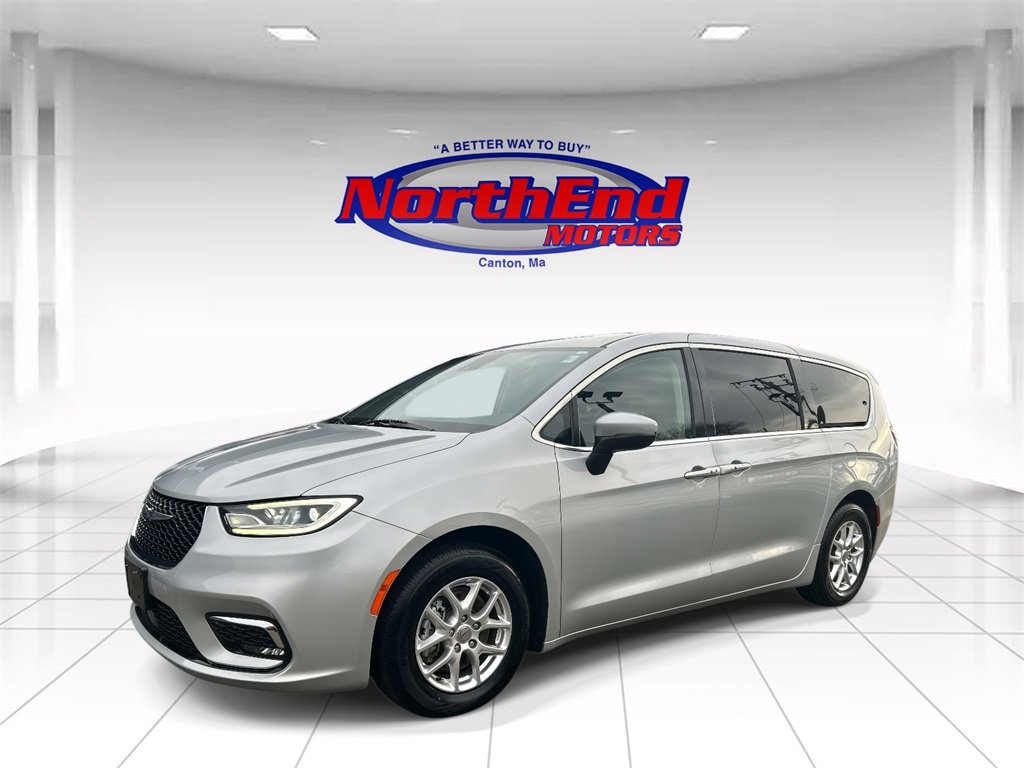 Used 2023 Chrysler Pacifica Touring-L image 7