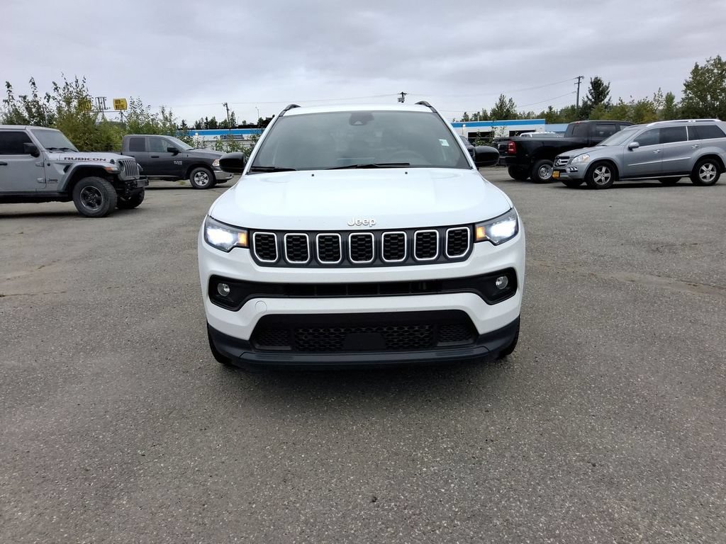 Used 2024 Jeep Compass Latitude AWD/4WD image 3