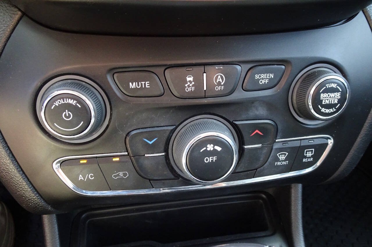 Used 2020 Jeep Cherokee Latitude Plus w/ Cold Weather Group AWD/4WD image 22