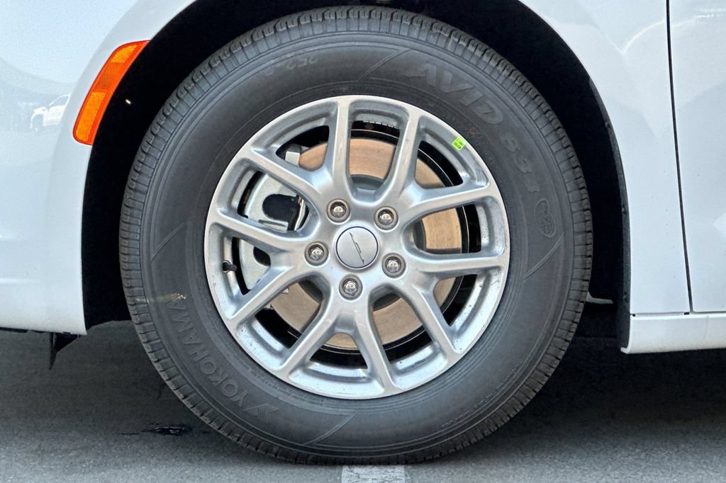 New 2027 Chrysler Pacifica Select FWD image 26