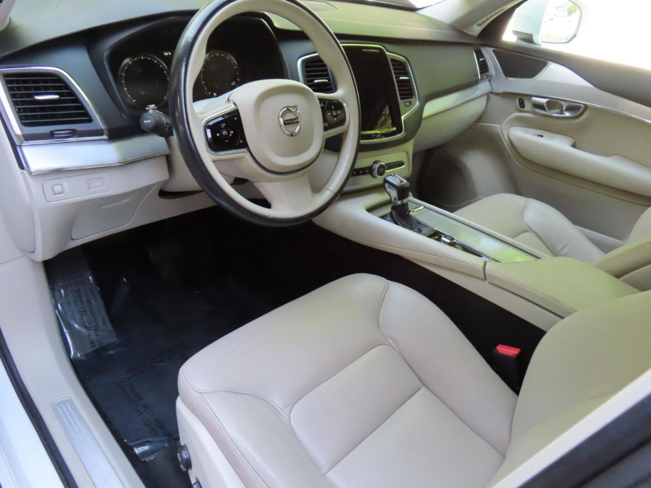 Used 2018 Volvo XC90 T6 Momentum w/ Convenience Package AWD/4WD image 7