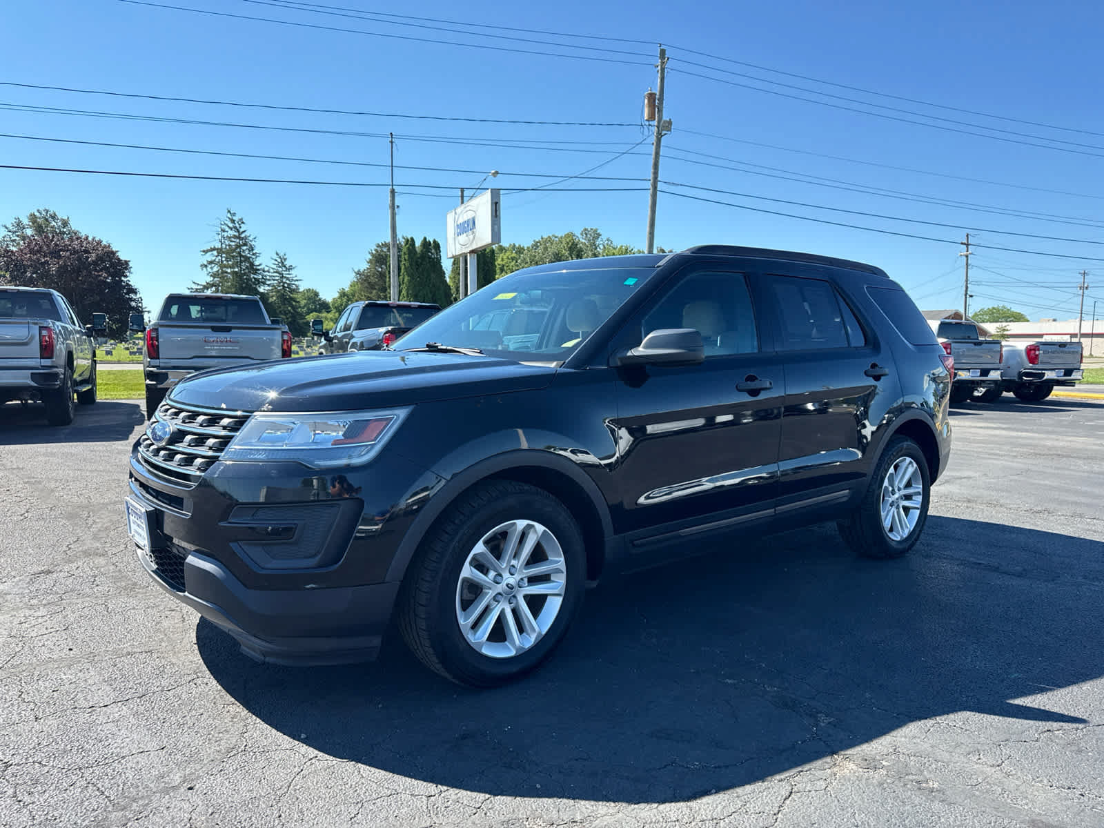 Used 2017 Ford Explorer FWD image 1