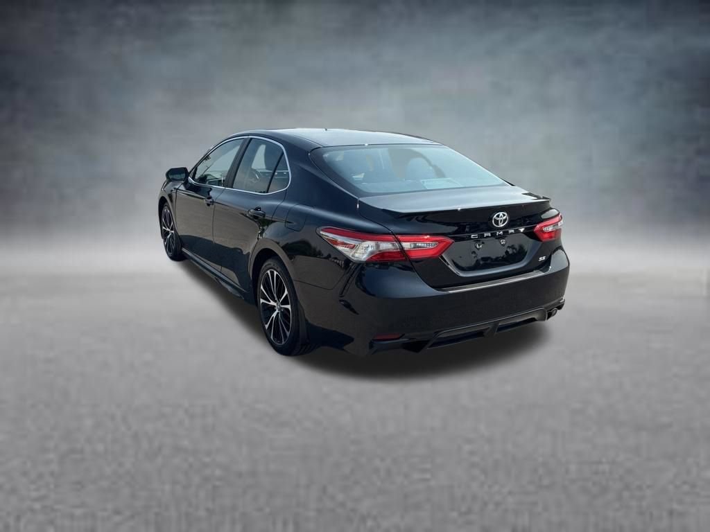 Used 2018 Toyota Camry SE w/ Moonroof Package FWD image 3