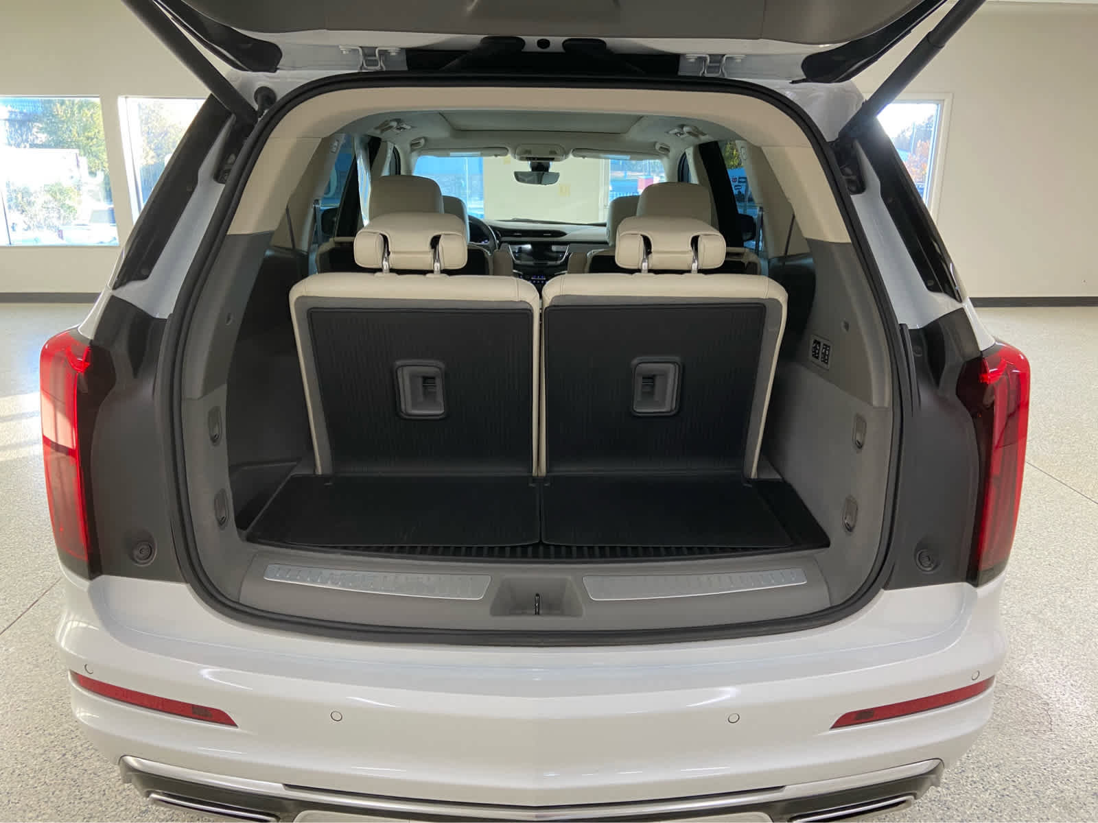 Used 2024 Cadillac XT6 Premium Luxury w/ Technology Package image 9