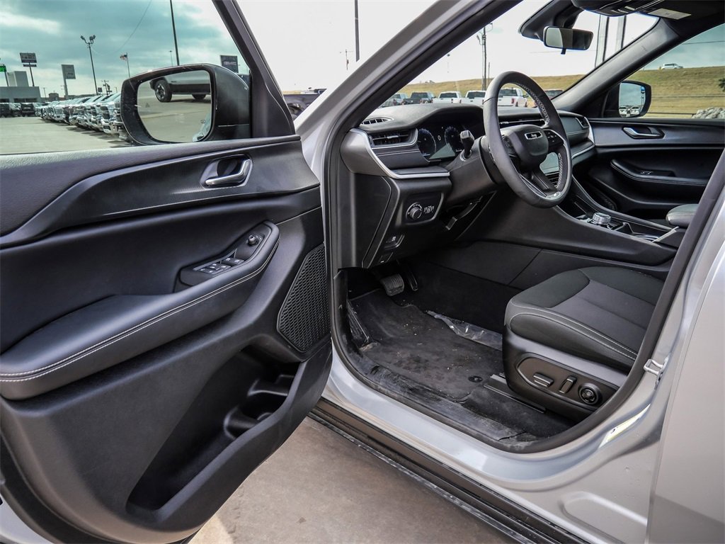 Used 2025 Jeep Grand Cherokee Laredo w/ Luxury Tech Group I image 24