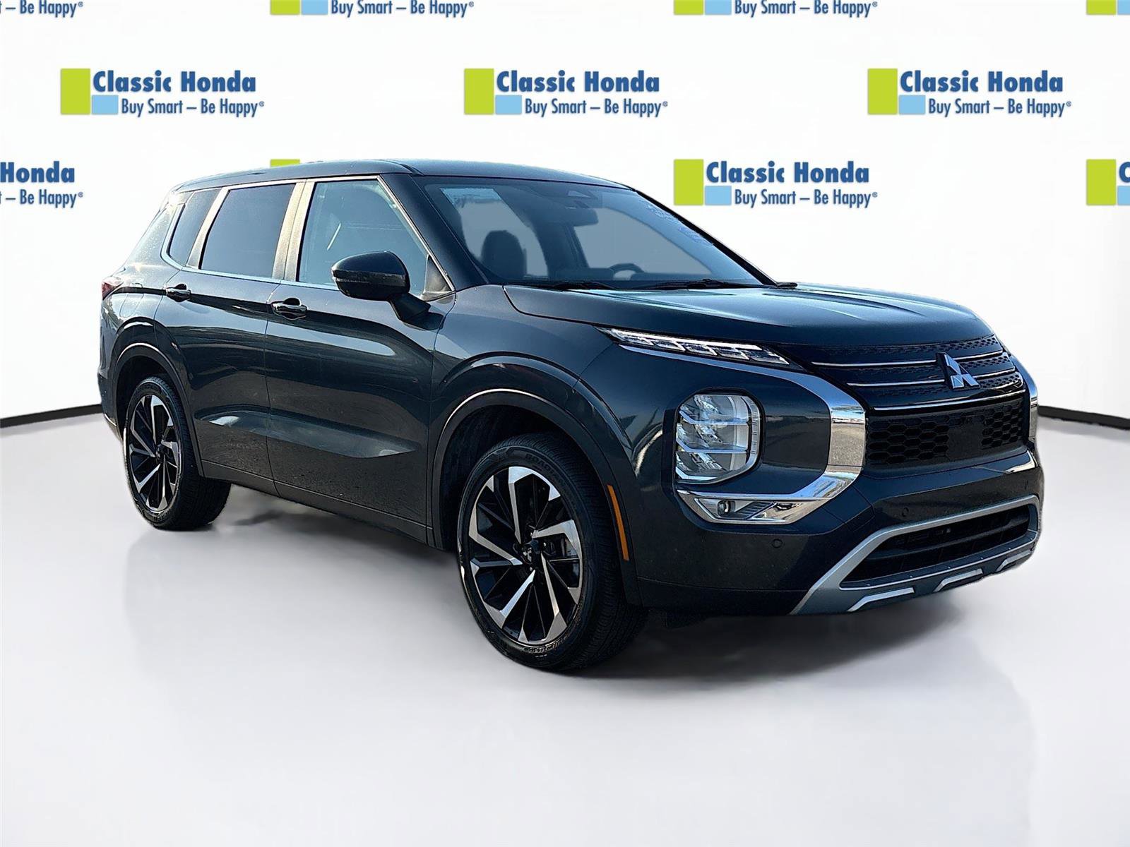 Used 2024 Mitsubishi Outlander SE image 1