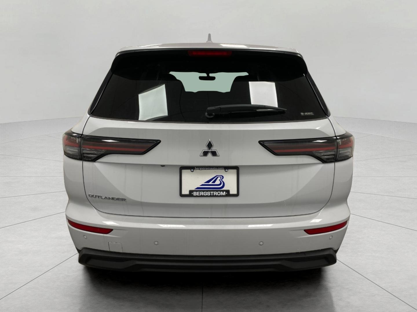 New 2026 Mitsubishi Outlander ES image 4