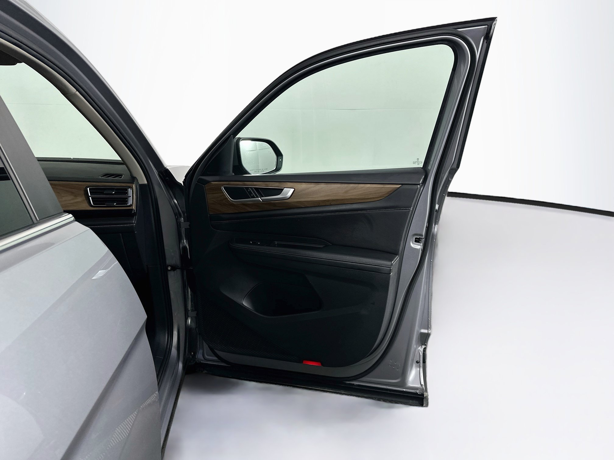 Used 2025 Volkswagen Atlas SE FWD image 33