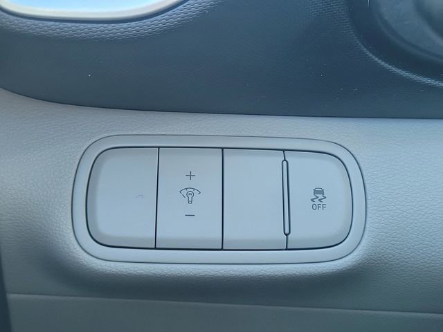 Used 2025 Hyundai Venue SEL image 31