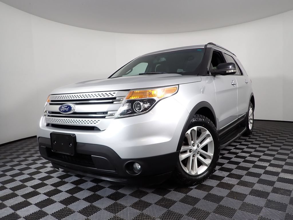 Used 2013 Ford Explorer XLT FWD image 2
