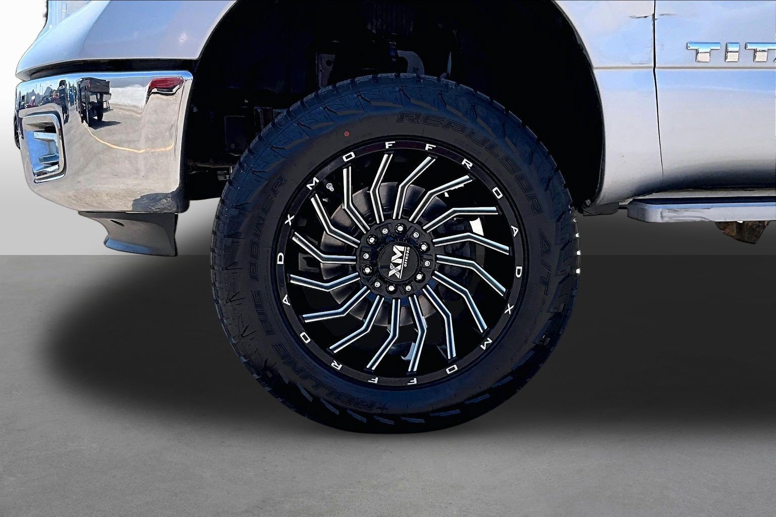 Used 2017 Nissan Titan SV AWD/4WD image 8