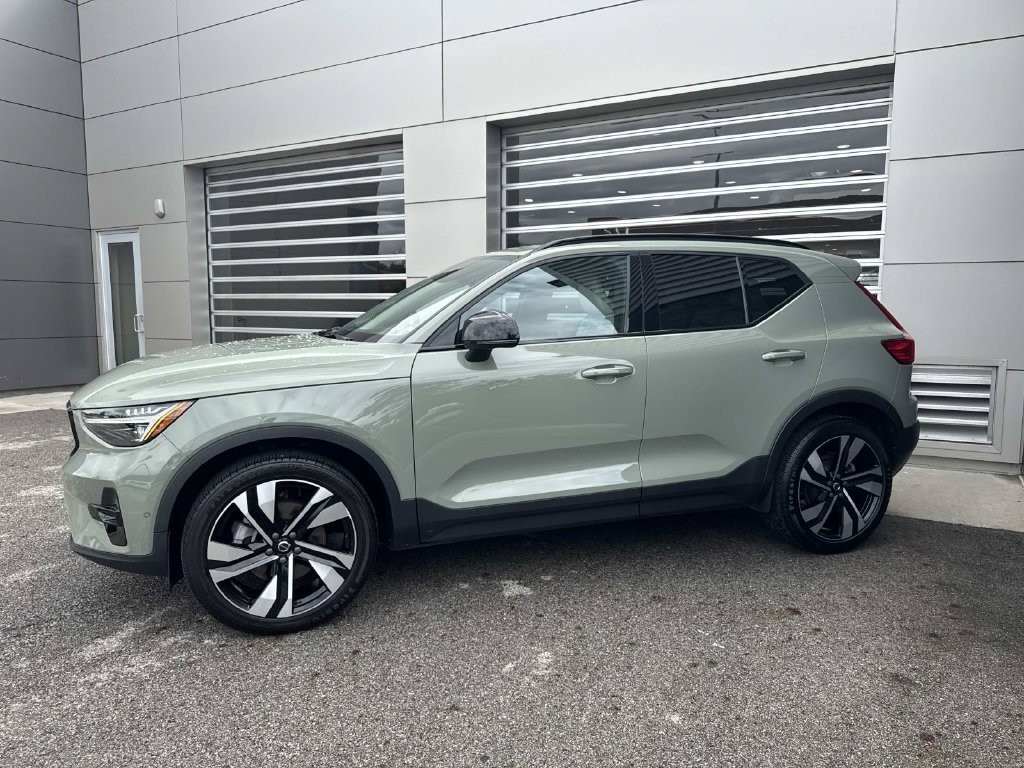 Used 2023 Volvo XC40 B5 Ultimate w/ Climate Package AWD/4WD image 3