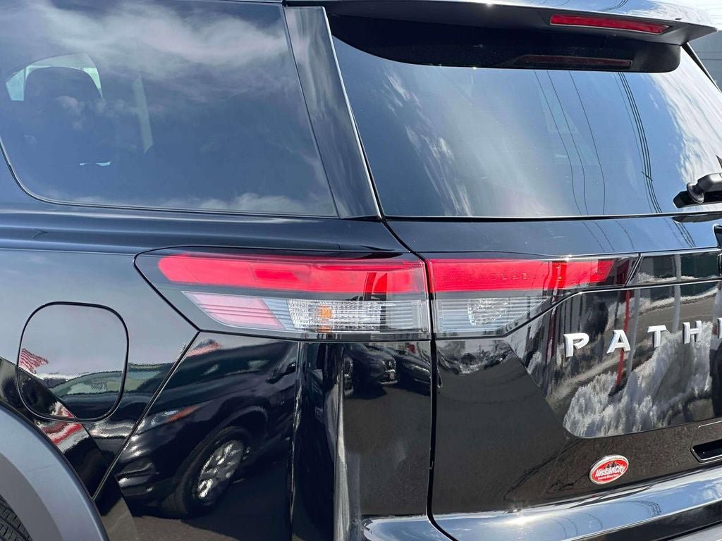 Used 2025 Nissan Pathfinder S AWD/4WD image 9