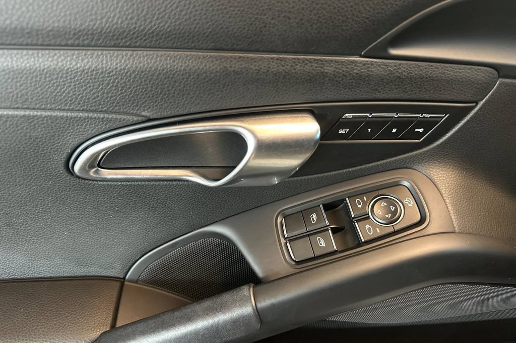 Used 2022 Porsche 718 Cayman RWD image 11