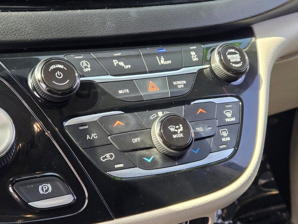 Used 2023 Chrysler Pacifica Touring-L FWD image 30