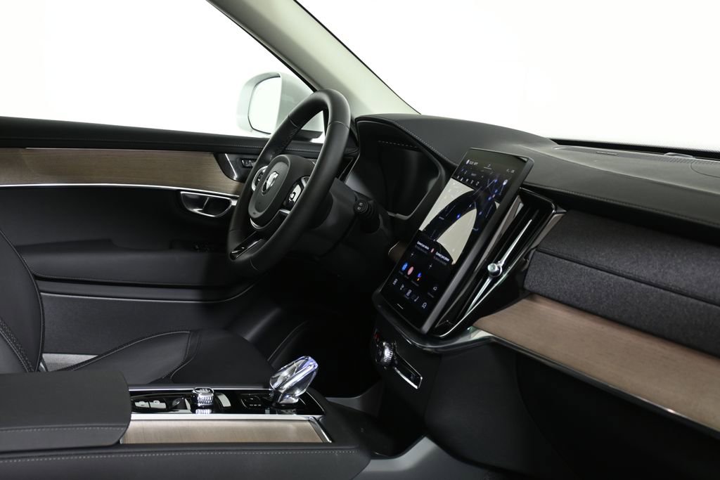Used 2025 Volvo XC90 B5 Plus w/ Protection Package Premier image 32