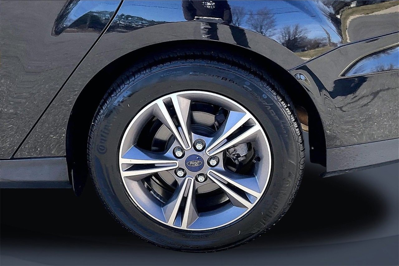 Used 2018 Ford Focus SE w/ SE Appearance Package image 32