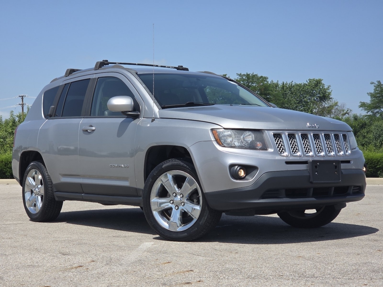 Used 2015 Jeep Compass Latitude FWD image 2