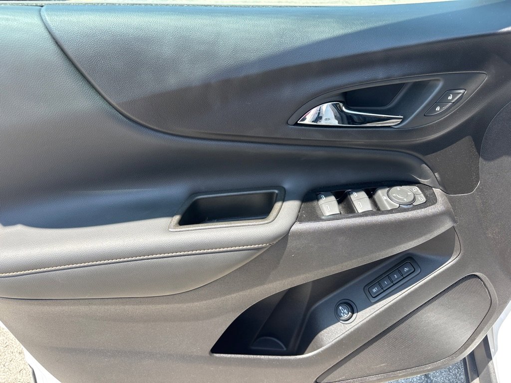 Used 2024 Chevrolet Equinox Premier image 11