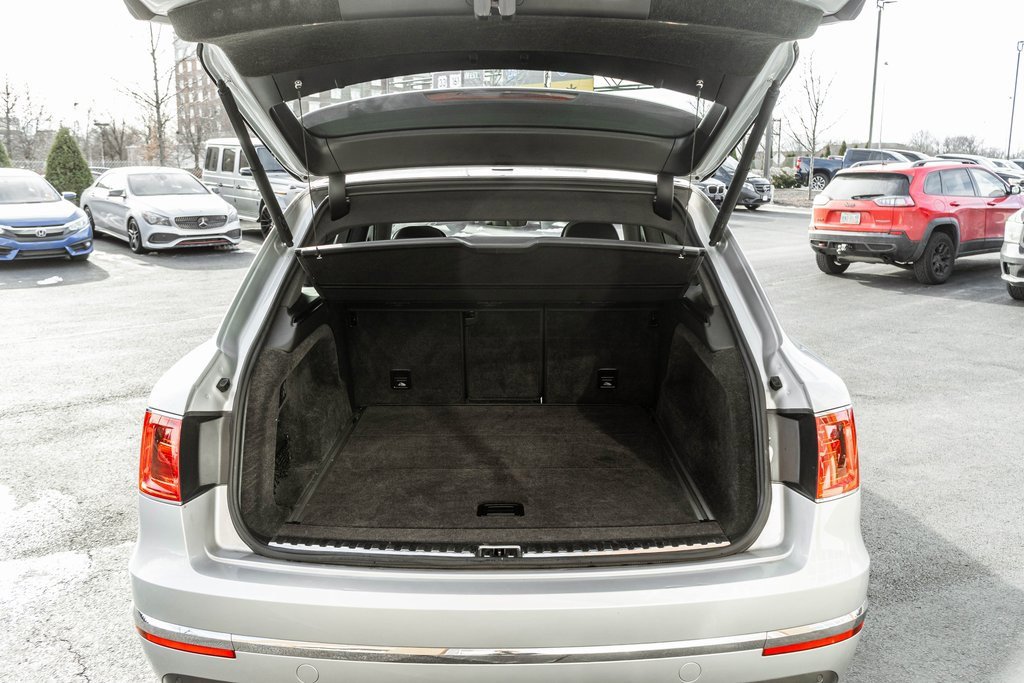 Used 2019 Bentley Bentayga image 45