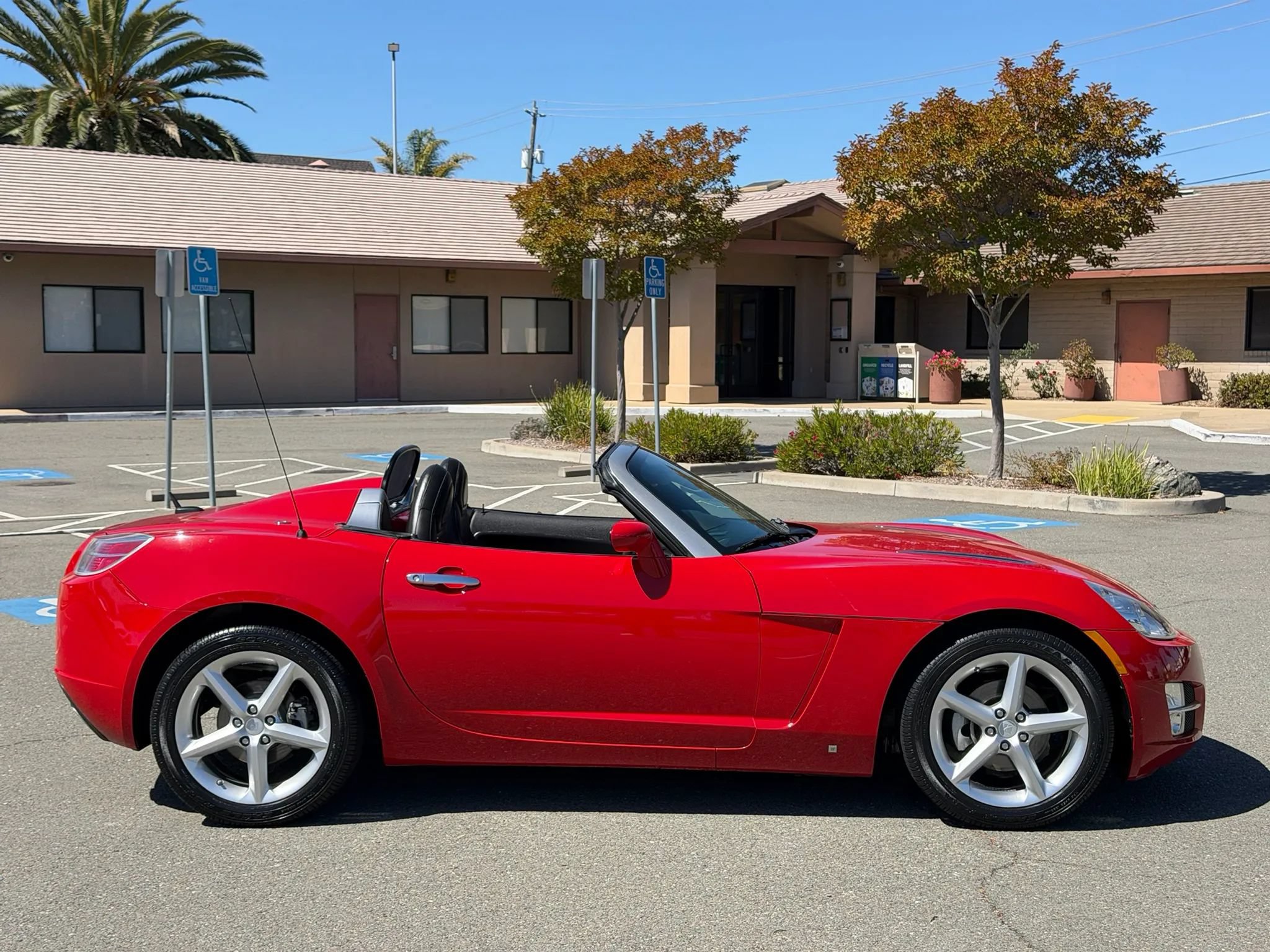 Used 2008 Saturn Sky w/ Premium Trim Package RWD image 5