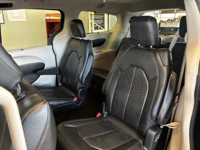 Used 2020 Chrysler Pacifica Touring-L image 26