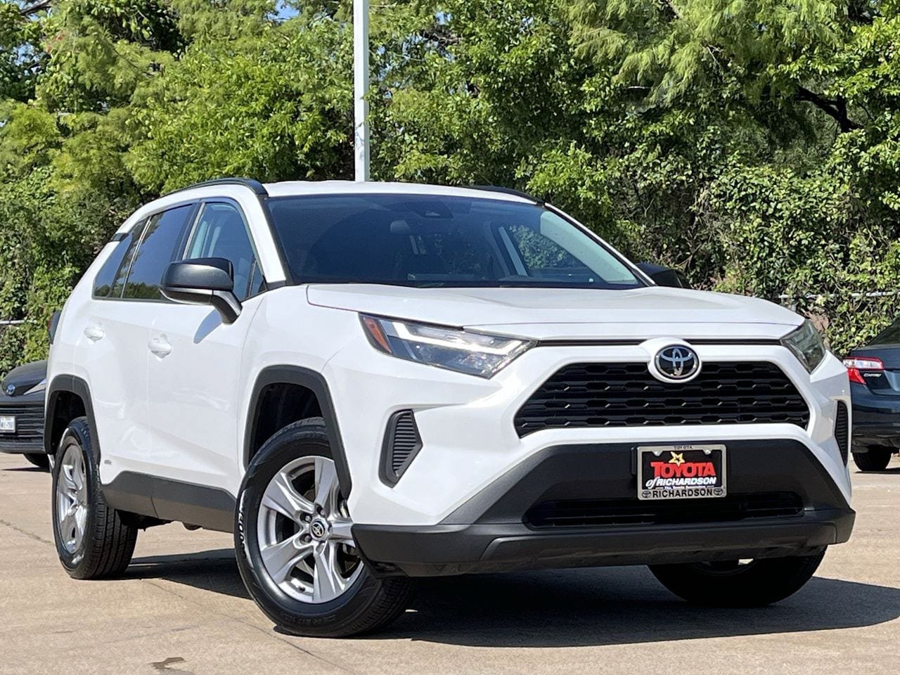 Used 2025 Toyota RAV4 LE AWD/4WD image 2