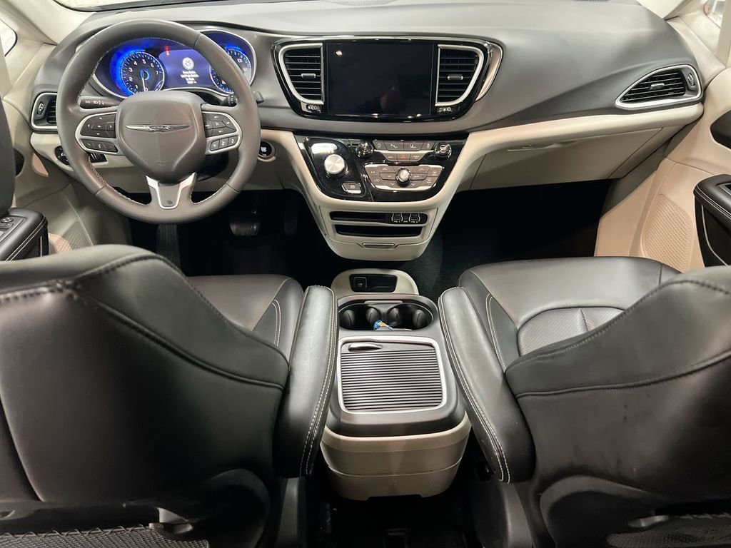 Used 2024 Chrysler Pacifica Touring-L image 10