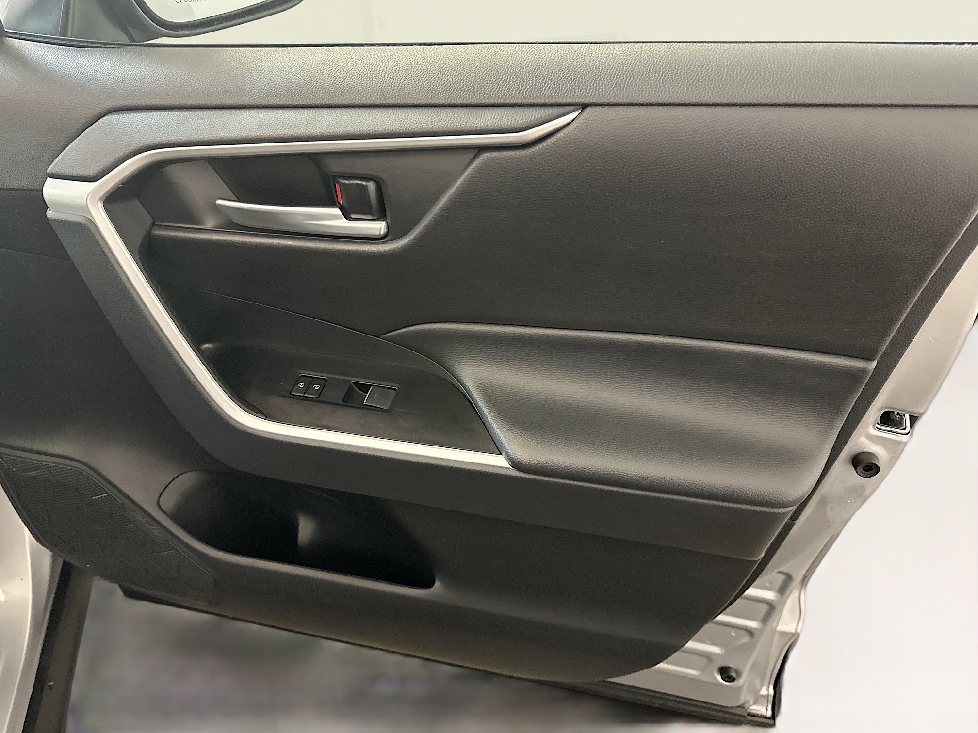 Used 2025 Toyota RAV4 XLE image 33