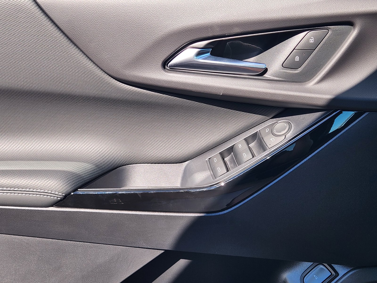 New 2027 Chevrolet Equinox LT w/ Convenience Package II FWD image 19