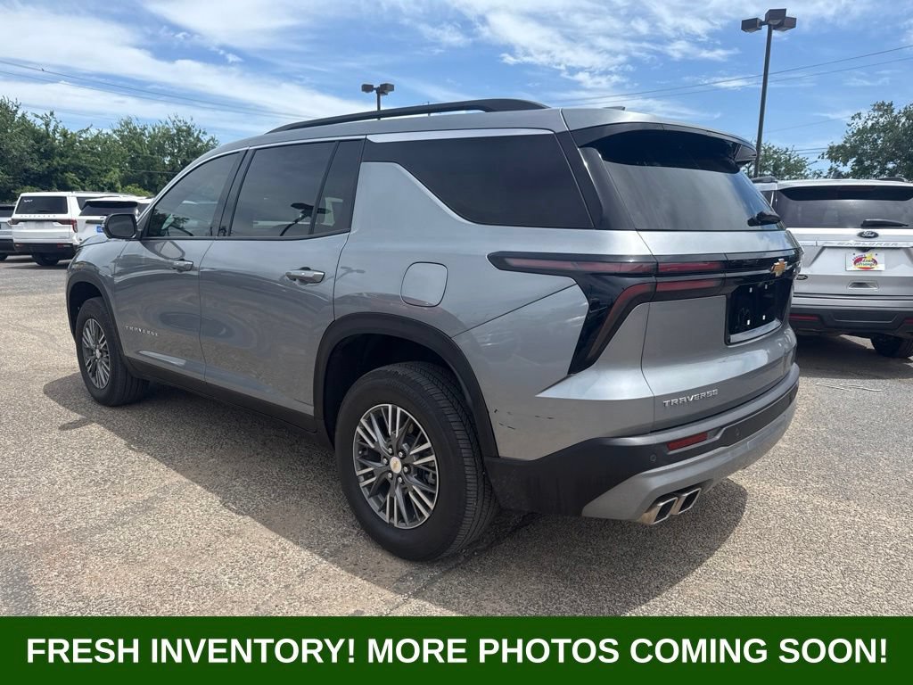 Used 2024 Chevrolet Traverse LT w/ Trailering Package FWD image 4