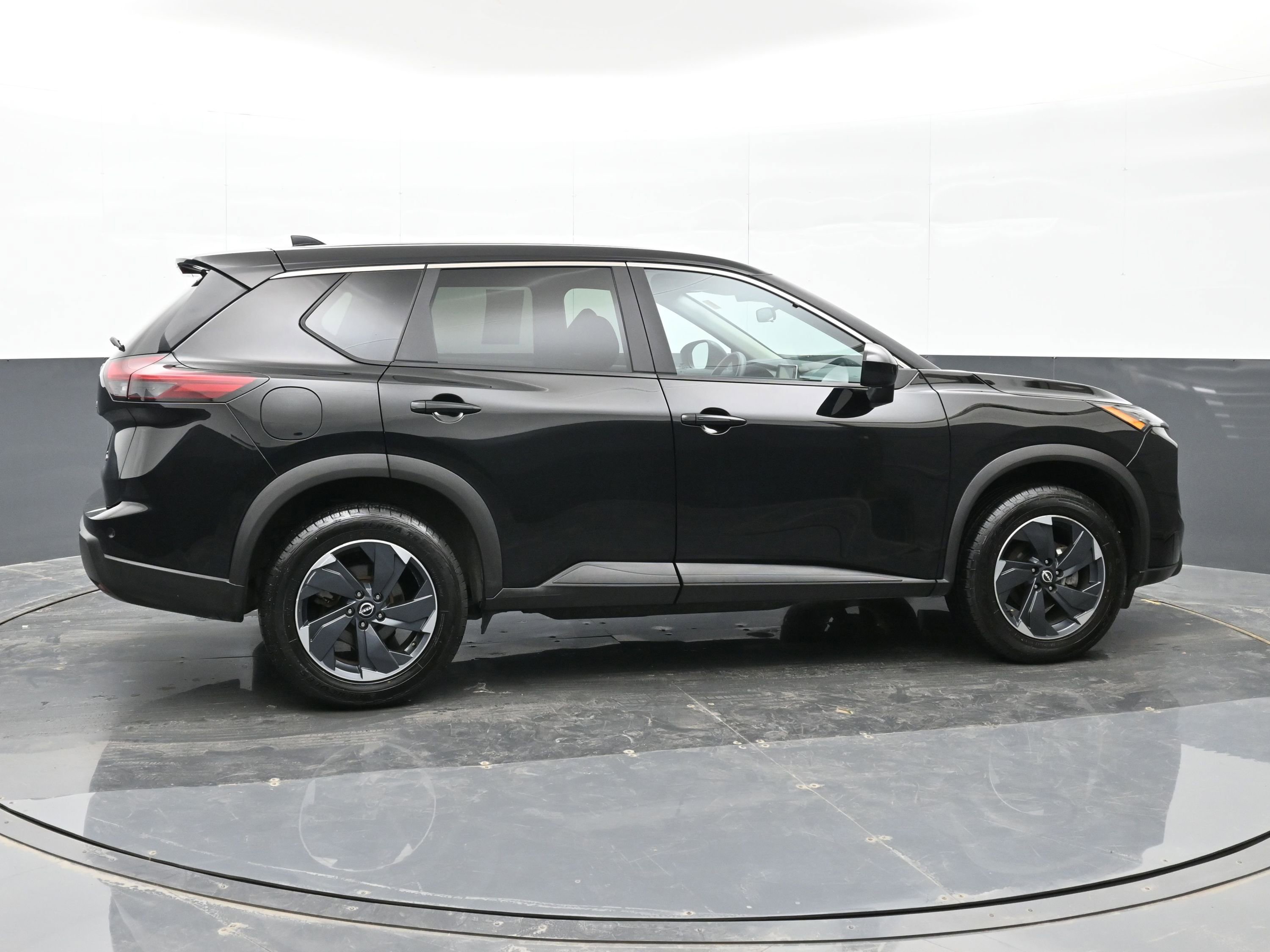 Used 2024 Nissan Rogue SV image 9