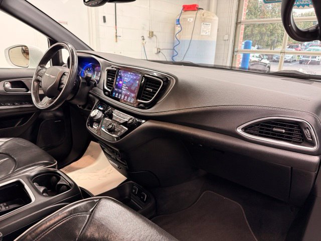 Used 2019 Chrysler Pacifica Limited w/ S Appearance Package FWD image 24