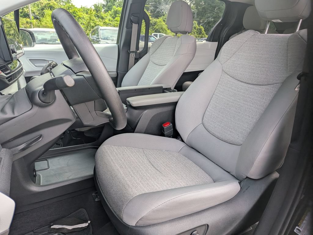 Used 2025 Toyota Sienna LE w/ LE Plus Package FWD image 12