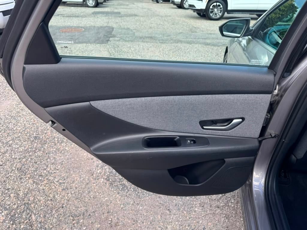 Certified 2023 Hyundai Elantra Limited FWD image 18